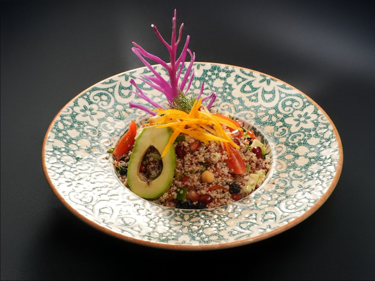 سلطة أفوكادو بالكينوا